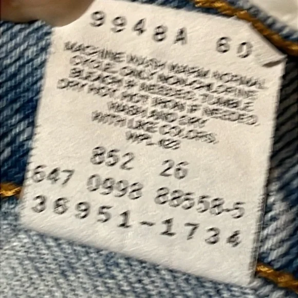 Levis Vintage Short | Size 18 - Picture 7 of 7